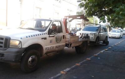 Una grúa de la Policía Municipal traslada un vehículo en el microcentro de Asunción. (Imagen de archivo).