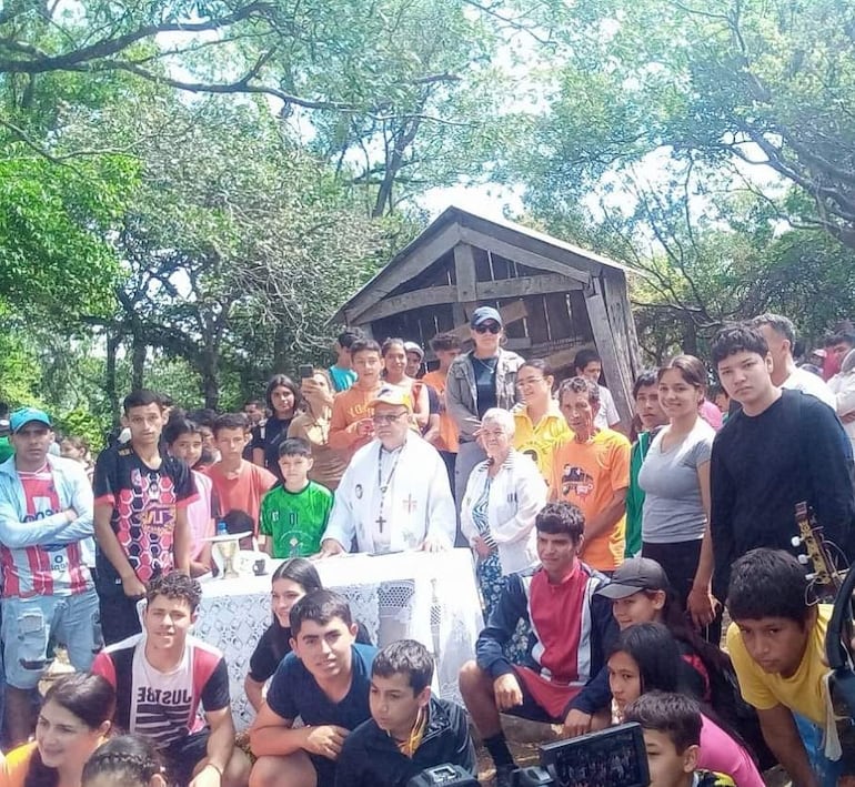 El padre Ignacio Espínola, junto a feligreses, durante la llegada a la cruz ubicada en la cima del cerro San José de Ybycuí, en 2025.