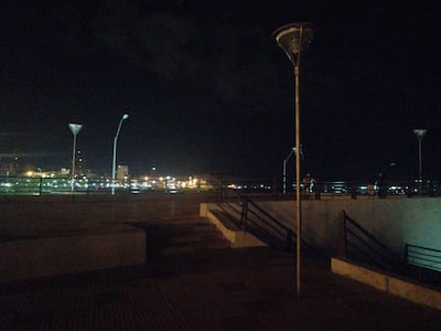 Fotos captadas en la Costanera de Asunción esta noche, que demuestran que el Paseo de la Guaranía se encuentra a oscuras.