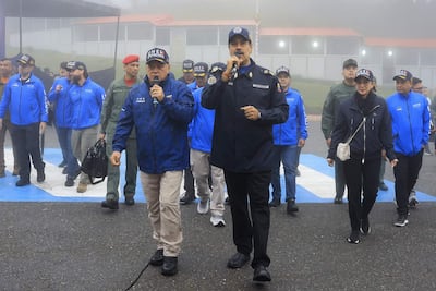 Fotografía cedida por Prensa Miraflores del presidente de Venezuela, Nicolás Maduro, junto al ministro de Interior y Justicia de Venezuela, Diosdado Cabello (i), hablando en un acto de gobierno en Caracas (Venezuela).