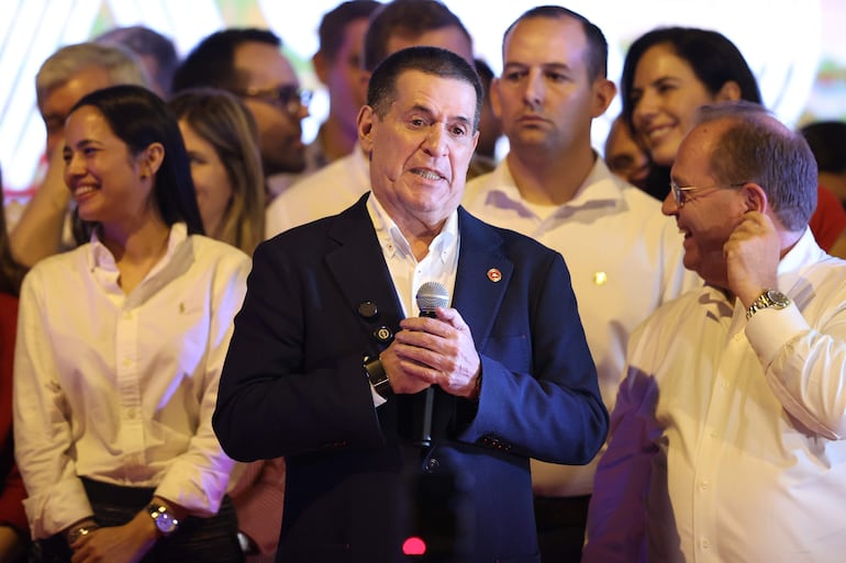 El presidente del Partido Colorado, Horacio Cartes, habla tras la elección de Camilo Pérez como candidato de su partido este domingo.