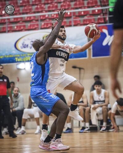 El olimpista Édgar Riveros se enfrenta al estadounidense del San José, Rashad Hassan, en el primer partido de la serie final.