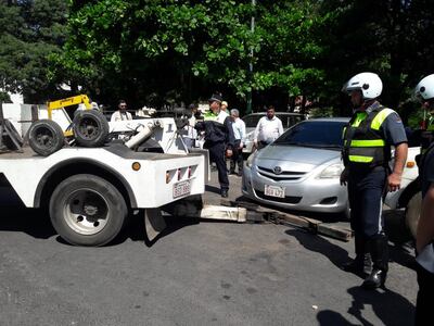 PMT tralsada vehículos mal estacionados al corralón