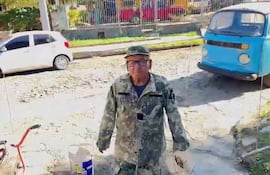 Julio Encina tiene 79 años y hace él solo el trabajo que no realiza la Municipalidad de Asunción.