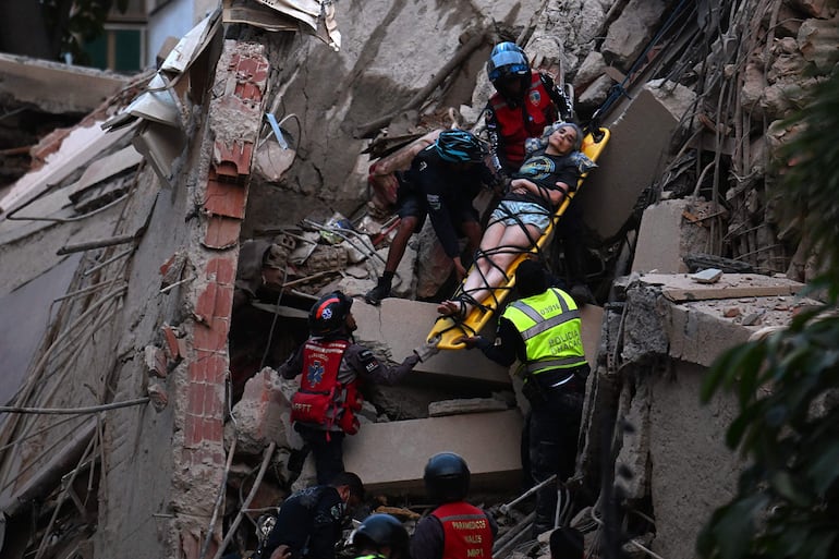 Rescatistas buscan sobrevivientes tras sismo en Caracas, Venezuela.