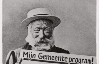 "¡Mi Programa Municipal! Punto 1: Alcohol gratis diariamente para todos los ciudadanos de Ámsterdam". Campaña de Cornelis de Gelder, candidato a concejal por el "Partido de la Escoria", a las elecciones para el Ayuntamiento de Ámsterdam, 1921.
