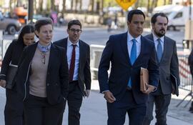 El fiscal de la corte federal de Brooklyn, Francisco Navarro (centro), acompañado con el equipo de fiscales encargados del caso del narcotraficante mexicano Ismael 'El Mayo' Zambada, llega este viernes al Tribunal Federal de Brooklyn en Nueva York (Estados Unidos). El cofundandor del Cártel de Sinaloa, el mexicano Ismael “Mayo” Zambada, es elegible a la pena de muerte en Estados Unidos al haber sido detenido en suelo estadounidense aunque serán las máximas autoridades judiciales las que deben decidir si lo autorizan, se anunció este viernes en el tribunal que instruye su caso.