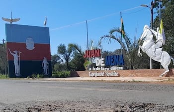 Acceso a la ciudad de Juan de Mena, Cordillera.