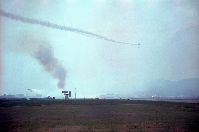 Altitud mínima de vuelo a pocos metros por encima de la pista de una figura realizada por las Frecce Tricolori en 1986 antes del accidente.