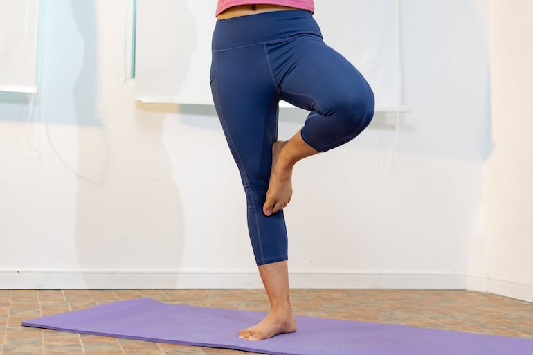 Pararse en una pierna.