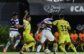 Los jugadores de Recoleta FC y 2 de Mayo disputan el balón en un partido del torneo Apertura 2025 de la Primera División de Paraguay en el estadio Martín Torres, en Asunción, Paraguay.