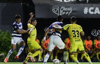 Los jugadores de Recoleta FC y 2 de Mayo disputan el balón en un partido del torneo Apertura 2025 de la Primera División de Paraguay en el estadio Martín Torres, en Asunción, Paraguay.