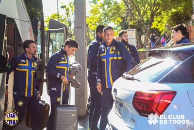 Los futbolistas de Sportivo Trinidense en la llegada a la ciudad de Encarnación en la víspera del partido contra Olimpia en el estadio Villa Alegre de la ciudad de Encarnación por la cuarta fecha del torneo Clausura 2023 del fútbol paraguayo.