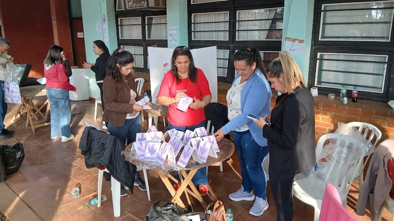 Conteo de votos en el Centro Regional de Educación Natalicio Talavera.