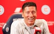 El delantero polaco Robert Lewandowski habla durante una rueda de prensa en la que es presentado oficialmente como nuevo miembro del Chicago Fire FC en el Endeavor Health Performance Center antes de su debut en la MLS en Chicago, Illinois.