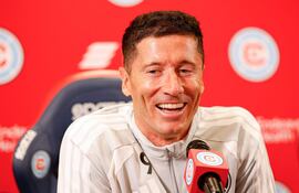 El delantero polaco Robert Lewandowski habla durante una rueda de prensa en la que es presentado oficialmente como nuevo miembro del Chicago Fire FC en el Endeavor Health Performance Center antes de su debut en la MLS en Chicago, Illinois.