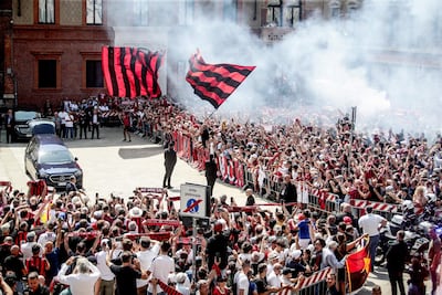 Miles de aficionados acudieron este martes al funeral en la basílica de San Ambrosio para dar el último adiós a Franco Baresi.