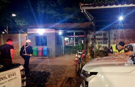Agentes policiales frente a a Paresa tras la denuncia de asalto.