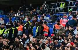 Médicos tratan de asistir al aficionado que cayó de las gradas que posteriormente falleció durante la prórroga de la final de la Liga de Naciones entre Portugal y España en Múnich, Alemania.