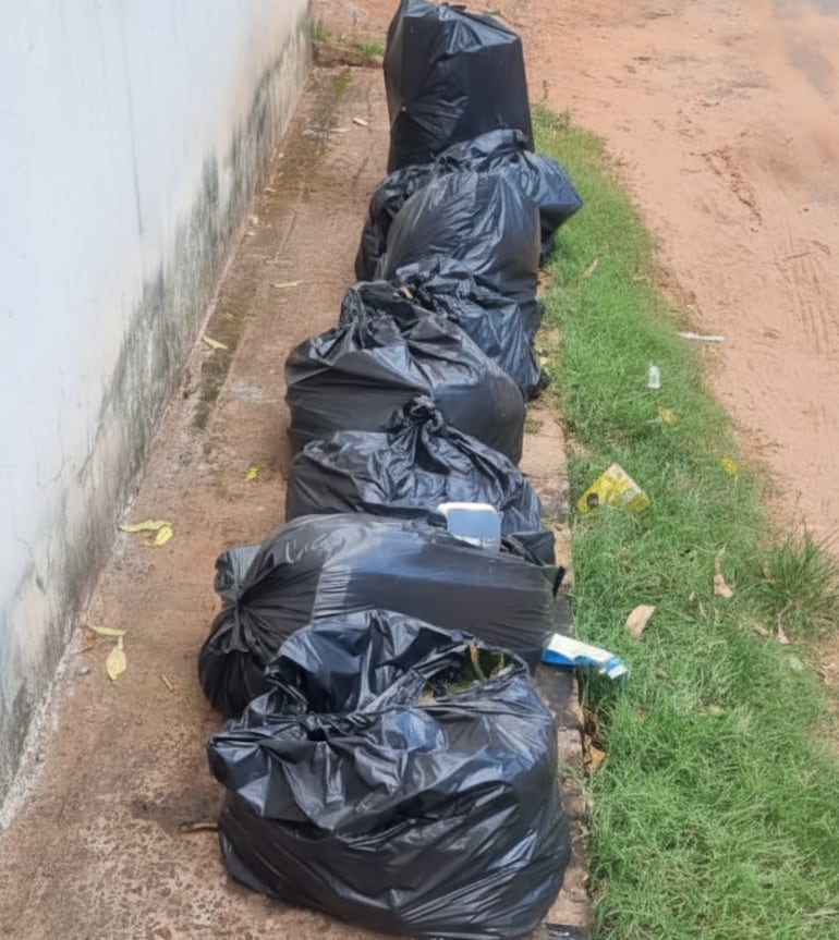 Fila de bolsas de basura en Tres Bocas, Villa Elisa.