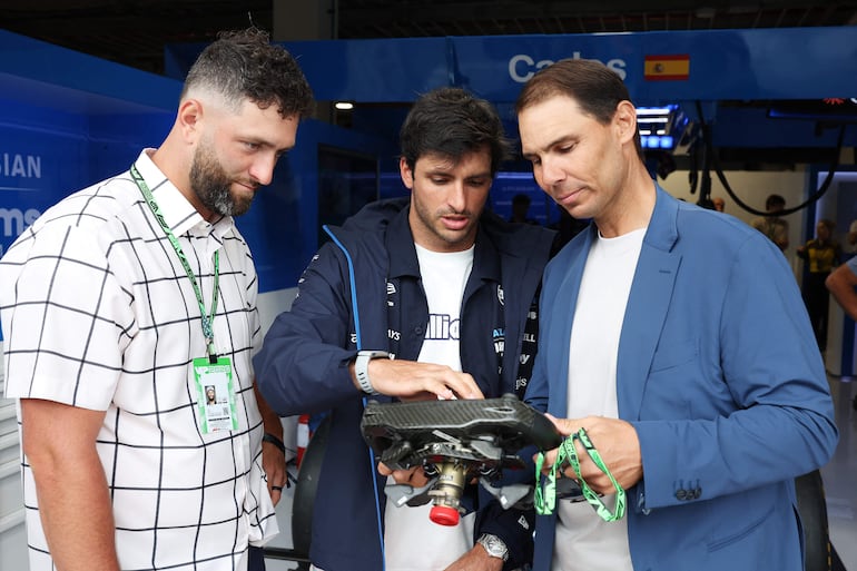 Rafael Nadal conversando con Carlos Sainz y Jon Rahm en el Autódromo Internacional de Miami. (Peter Fox/Getty Images/AFP)
