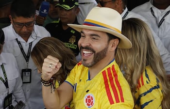El candidato a la presidencia de Colombia Abelardo de la Espriella reacciona este domingo, en Barranquilla (Colombia). El ultraderechista de la Espriella ganó en segunda vuelta las elecciones presidenciales en Colombia al obtener 12,9 millones de votos, una estrecha diferencia de 255.001 papeletas sobre el izquierdista Iván Cepeda.EFE