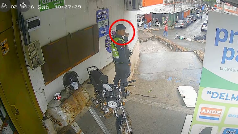El supuesto polichespi fuma la droga mientras porta una pistola calibre 9 milímetros.