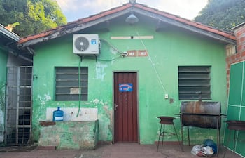 Así es la entrada a una de las aulas de la institución