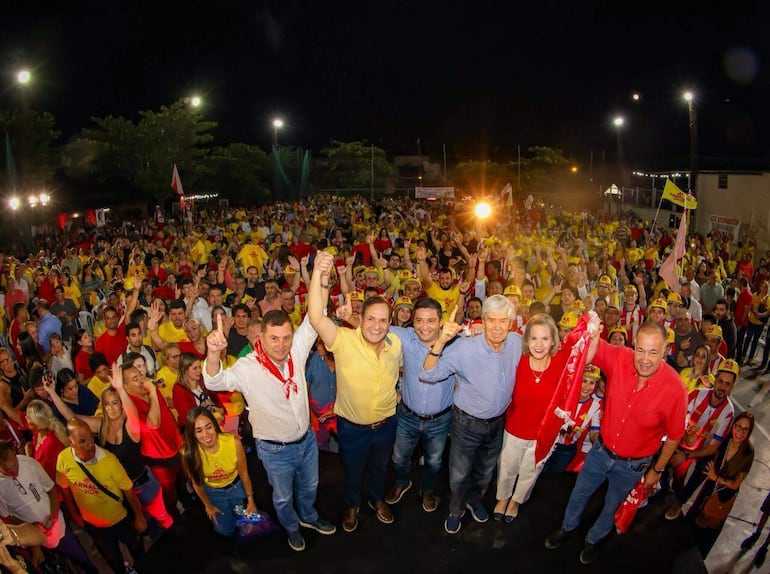 Lanzamiento de Arnaldo Samaniego (c) a la Intendencia.