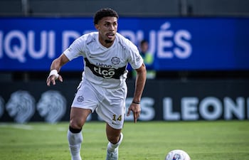 Gustavo David Vargas Areco (24 años) registra 32 partidos y tres goles en Olimpia, con el que acaba de consagrarse campeón del torneo Apertura 2026.