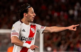 El paraguayo Matías Galarza, futbolista de River Plate, reacciona en el partido frente a San Lorenzo de Almagro por la tercera fecha del torneo Clausura 2025 de la Liga Profesional de Argentina en el estadio Monumental, en Buenos Aires, Argentina.