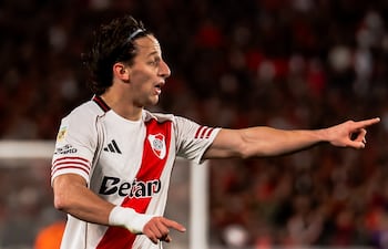 El paraguayo Matías Galarza, futbolista de River Plate, reacciona en el partido frente a San Lorenzo de Almagro por la tercera fecha del torneo Clausura 2025 de la Liga Profesional de Argentina en el estadio Monumental, en Buenos Aires, Argentina.