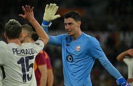 El portero turco número 01 del Lille, Berke Ozer (C), celebra con sus compañeros de equipo después de detener tres penaltis durante el partido de fútbol de la segunda jornada de la primera ronda de la UEFA Europa League entre el AS Roma (ITA) y el LOSC Lille (FRA) en el Estadio Olímpico de Roma.