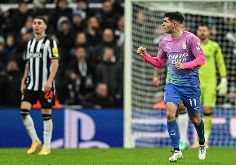 El delantero estadounidense #11 del AC Milan, Christian Pulisic, celebra después de marcar el primer gol de su equipo durante el partido de fútbol del Grupo F de la Liga de Campeones de la UEFA entre Newcastle United y AC Milan en St James' Park en Newcastle-upon-Tyne, noreste de Inglaterra, el 13 de diciembre de 2023. .
