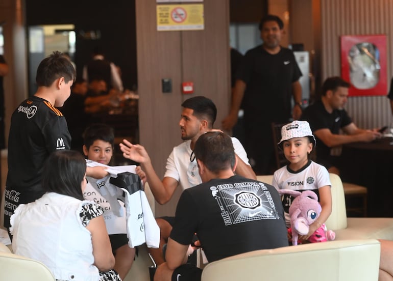 Mateo Gamarra, jugador de Olimpia, recibió a los hinchas en el hotel de concentración en Pedro Juan Caballero en la previa del partido ante 2 de Mayo por la segunda fecha del torneo Apertura 2026 de la Primera División de Paraguay.