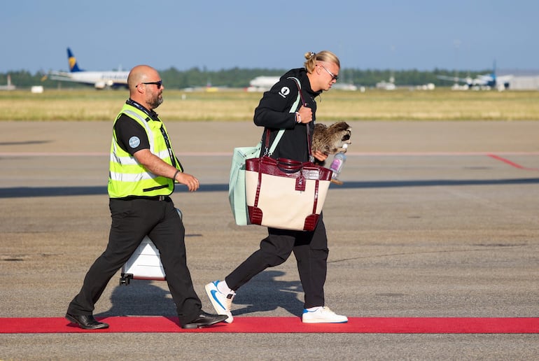 Erling Braut Haaland y la selección nacional de Noruega regresan tras participar en la Copa Mundial de la FIFA 2026 en el Aeropuerto de Oslo, cerca de Oslo, Noruega.