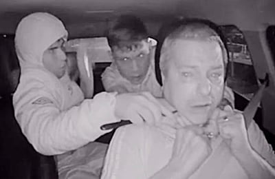 Escena del violento asalto en la que se observa a un chofer con ropa casual y rostro preocupado en un entorno urbano.