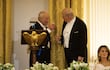 El presidente de Estados Unidos, Donald Trump (C) brinda con el rey Carlos III, durante la gala celebrada en la Casa Blanca, en Washington.