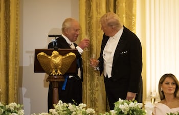 El presidente de Estados Unidos, Donald Trump (C) brinda con el rey Carlos III, durante la gala celebrada en la Casa Blanca, en Washington.