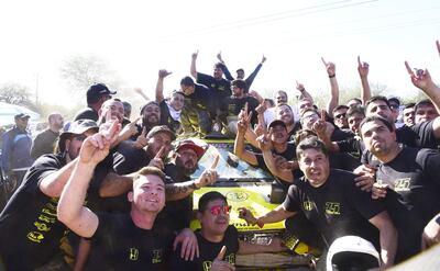 Celebración a lo grande de Omar Benítez, quien repite el triunfo de la general F2 lograda en el 2022.