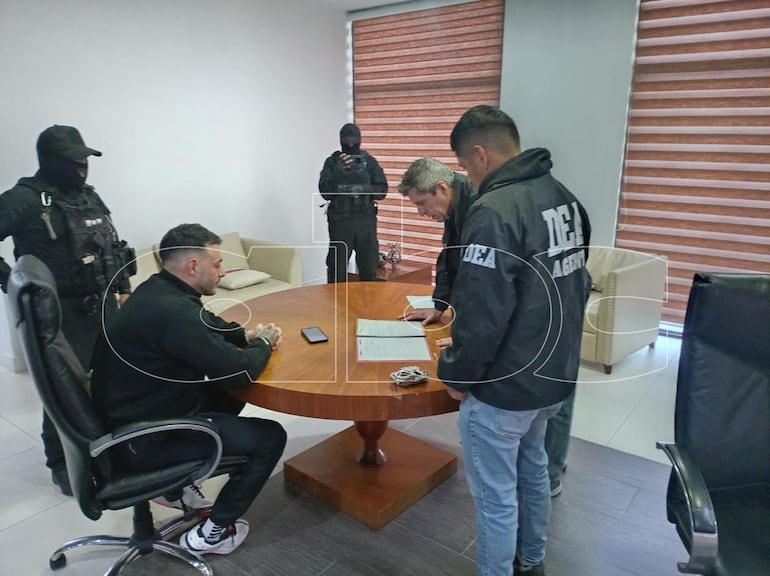 Sebastián Marset (de perfil, sentado) es fichado luego de ser capturado en el barrio Las Palmas, de Santa Cruz de la Sierra, en Bolivia.