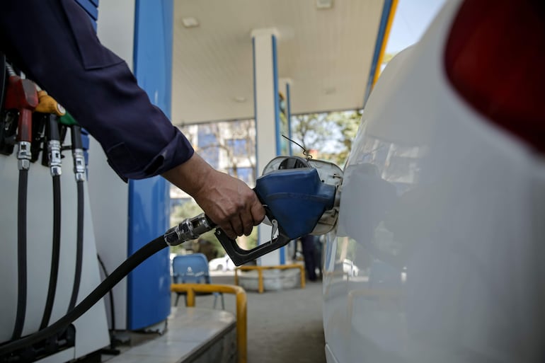 Recarga de un tanque de combustible en una estación de servicio.