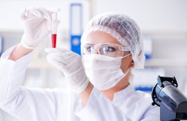 El profesional químico es apoyo directo del médico a la hora de conocer el estado de salud de un paciente que necesita diagnóstico.