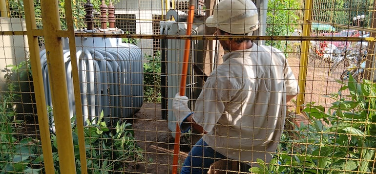 Trabajadores de la ANDE tuvieron que limpiar de malezas el sector del transformador del Hospital Regional.