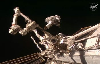 Esta captura de pantalla, tomada el 25 de agosto de 2026 de una transmisión en vivo de la NASA, muestra al astronauta de la NASA Anil Menon (izq.) y a la astronauta de la ESA Sophie Adenot (der.) trabajando durante una caminata espacial en el exterior de la Estación Espacial Internacional (ISS).