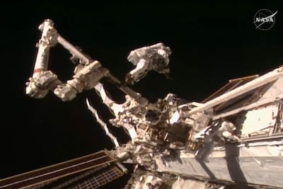 Esta captura de pantalla, tomada el 25 de agosto de 2026 de una transmisión en vivo de la NASA, muestra al astronauta de la NASA Anil Menon (izq.) y a la astronauta de la ESA Sophie Adenot (der.) trabajando durante una caminata espacial en el exterior de la Estación Espacial Internacional (ISS).