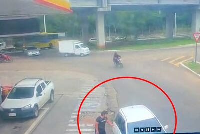 Momento en el que los presuntos sicarios abordan un Toyota IST, de la plataforma Bolt, para escapar de la zona del Botánico tras dejar la motocicleta utilizada en una gasolinera.