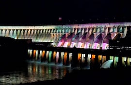 Central Hidroeléctrica Itaipú iluminada.