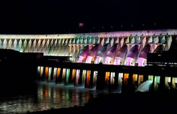 Central Hidroeléctrica Itaipú iluminada.