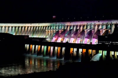 Central Hidroeléctrica Itaipú iluminada.